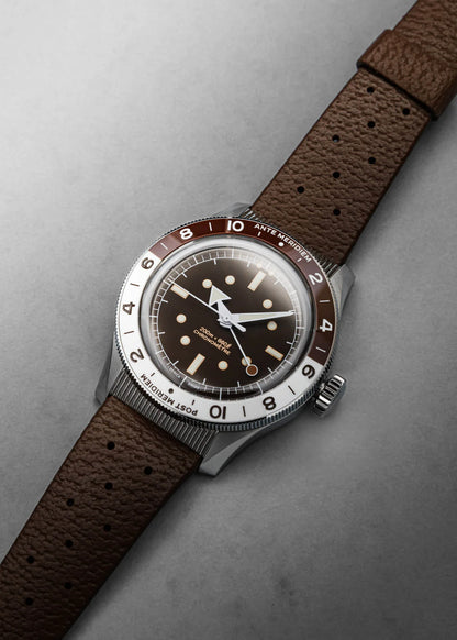 Serica | Ref. 8315-2 GMT Travel Chronometer Desert Red