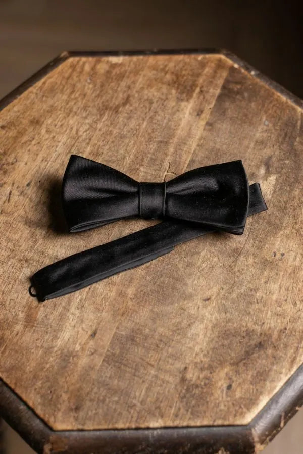 Holliday & Brown | Black Ready-Tie Bow Tie 13399 1